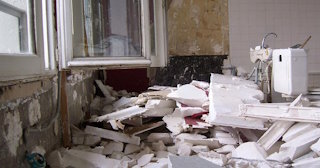 Демонтаж хрущевки в Ноябрьске - удаление старых полов и стен по выгодной цене от 1777 рублей.