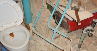 Профессиональный демонтаж перегородки ванной и туалета в Ноябрьске - от 575 рублей